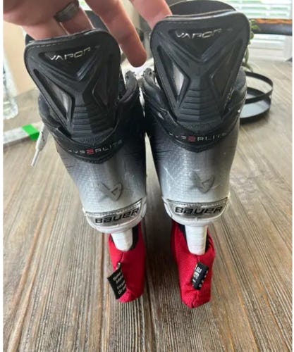 Bauer Vapor Hyperlite 2 Hockey Skates Size 5 (Used) WITH EXTRA set of steel blades