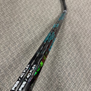 2-Pack Bauer Twitch  40 Flex P28 Curve Right Hand sticks