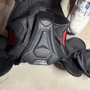 Senior Medium/Large Bauer Vapor Shoulder Pads (Used)