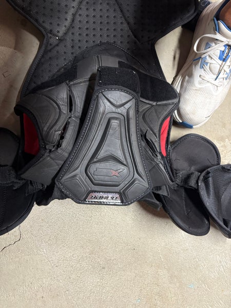 Senior Medium/Large Bauer Vapor Shoulder Pads (Used)