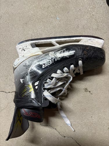 2023 Bauer Vapor Hyperlite 2 Hockey Skates 10.5 (Used)