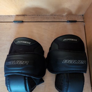 Bauer (New) Supreme Goalie knee guard size JR
