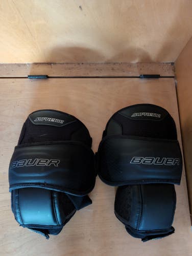Bauer (New) Supreme Goalie knee guard size JR