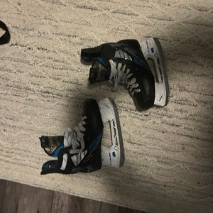 True TF9 Hockey Skates Regular Width Size 2.5 (Used)