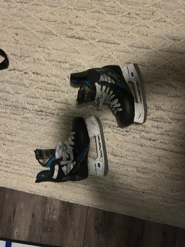 True TF9 Hockey Skates Regular Width Size 2.5 (Used)