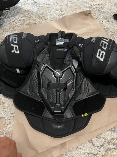 Men's Large Intermediate Bauer M5 Pro Shoulder Pads (Used)