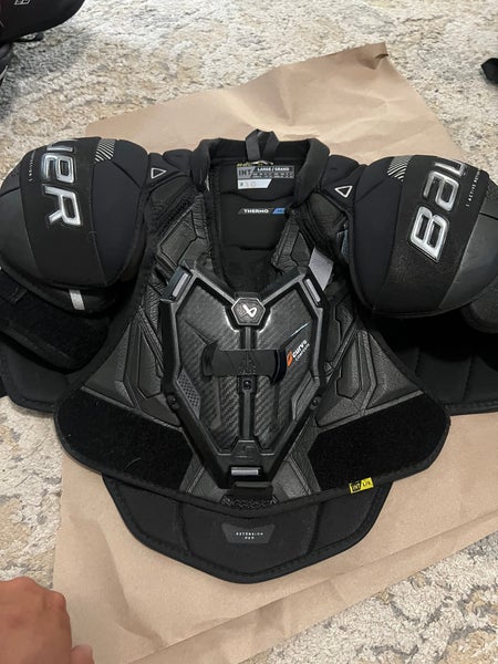 Men's Large Intermediate Bauer M5 Pro Shoulder Pads (Used)