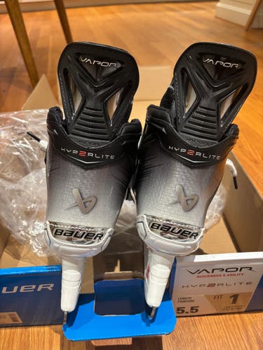 2023 Bauer Vapor Hyperlite 2 Hockey Skates Narrow Width Size 5.5 (Used)