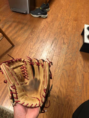 Wilson RH Infield A2000 Baseball Glove 11.25" (Used)