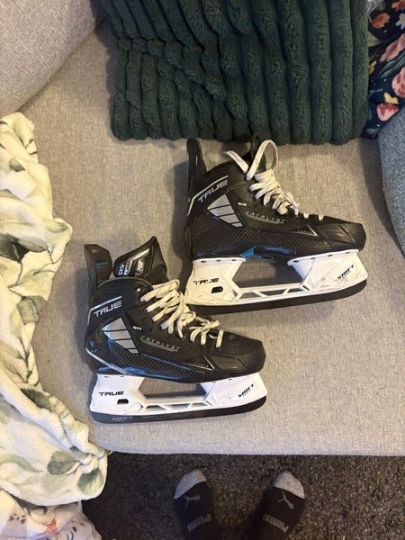 2025 True Catalyst 9X4 Hockey Skates Wide Width 9 (Used)