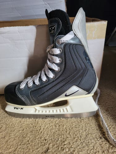 Nike Quest 5 Hockey Skates Regular Width Size 4 (Used)