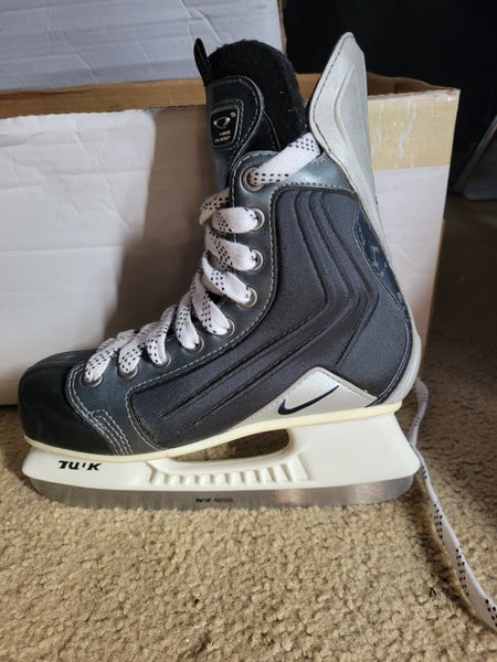 Nike Quest 5 Hockey Skates Regular Width Size 4 (Used)