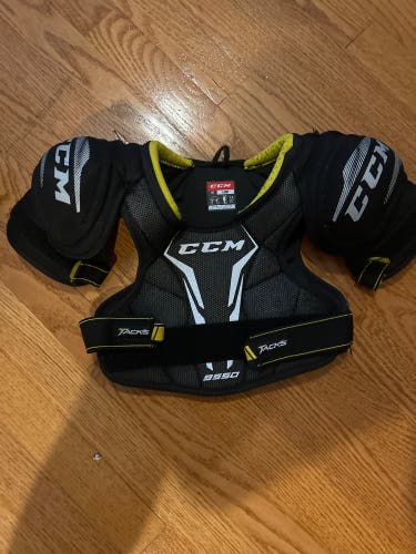 Men's Large Youth CCM Tacks Shoulder Pads (Used)