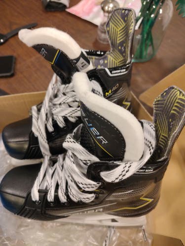 Bauer Supreme M40 Hockey Skates Regular Width Size 1.5 (Used)