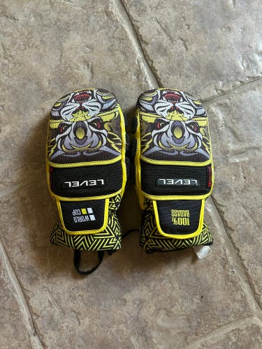 Race Level Mitten size 8