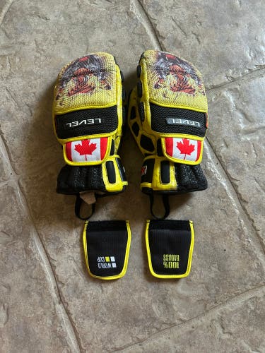 Race Level Mittens size 8