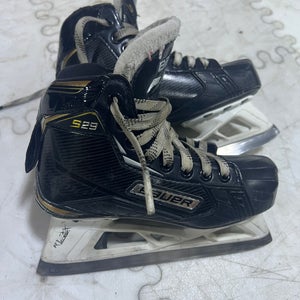 Bauer Supreme S29 Hockey Goalie Skates Regular Width Size 1.5 (Used)