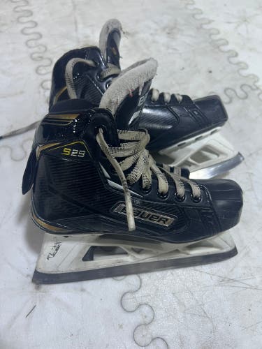 Bauer Supreme S29 Hockey Goalie Skates Regular Width Size 1.5 (Used)