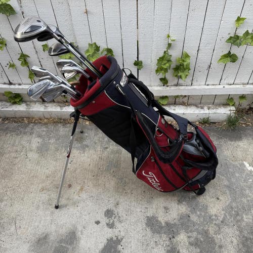 Titleist 690 MB Mens RH Complete Golf Club Set With Titleist Stand Bag
