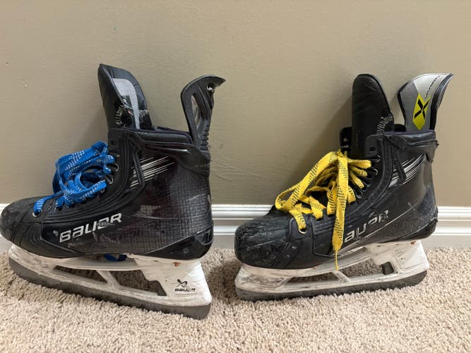 2024 Bauer Vapor Hyperlite 2 Hockey Skates Size 5.5 (Used)