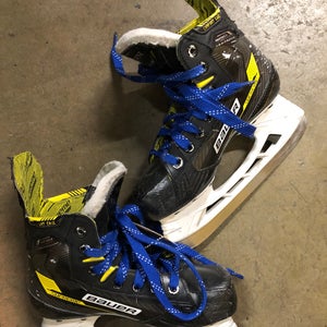 Junior Bauer Supreme Matrix Hockey Skates Regular Width Size 2.5 (Used)