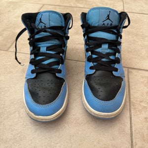 Blue youth 3.5Y (Big Kids / Youth) Youth Air Jordan Shoes (Used)