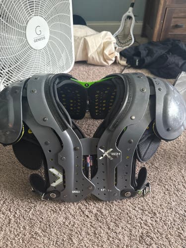 X tech shoulder pads Football Size 17-18 Skill