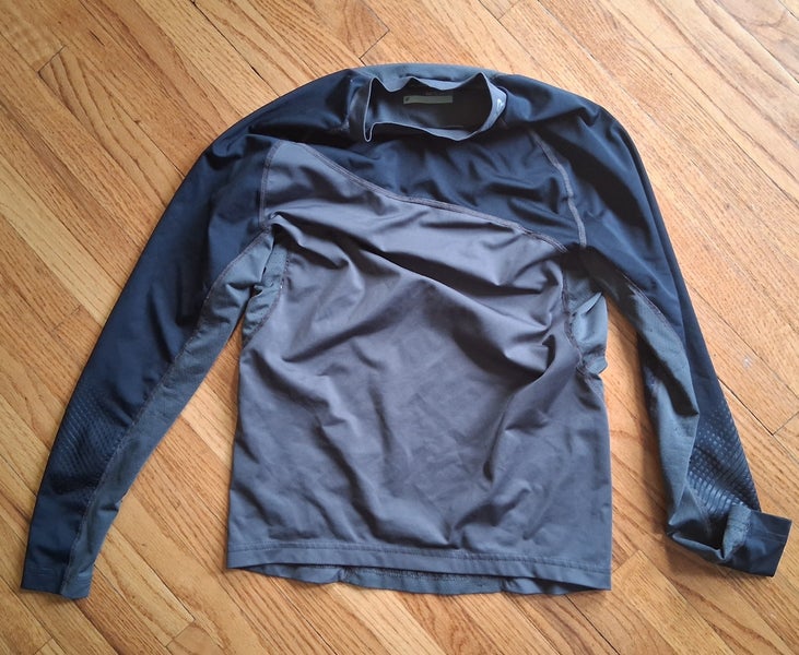 Youth Small Bauer long sleeve hockey performance shirt (Used)