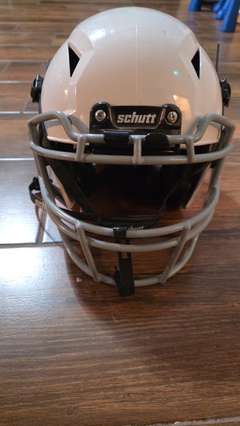 Medium Youth Schutt Vengeance A11 Helmet (Used)