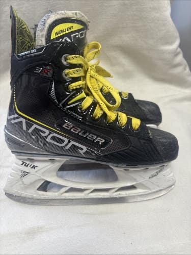 Junior Size 2.5 Bauer Vapor 3X Ice Hockey Skates.