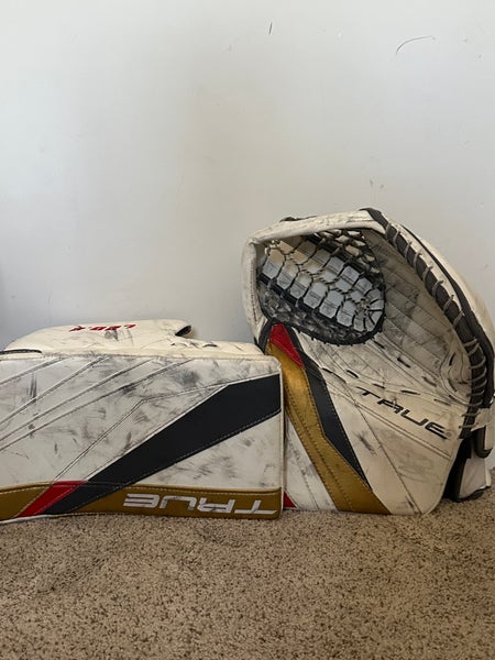 Adin hill Vegas golden knights pro stock 2022-23 away glove and blocker.(used)
