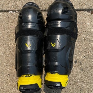 Junior Bauer Supreme M3 Shin Pads 11"