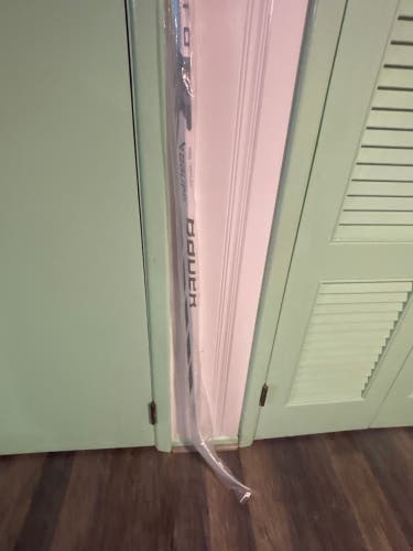 Intermediate Bauer White Proto R Dimple Grip Right Handed Hockey Stick P28 (New)