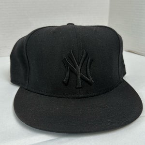 Black Men's 7 3/8 New Era Hat (Used) Yankees