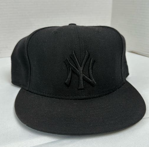 Black Men's 7 3/8 New Era Hat (Used) Yankees