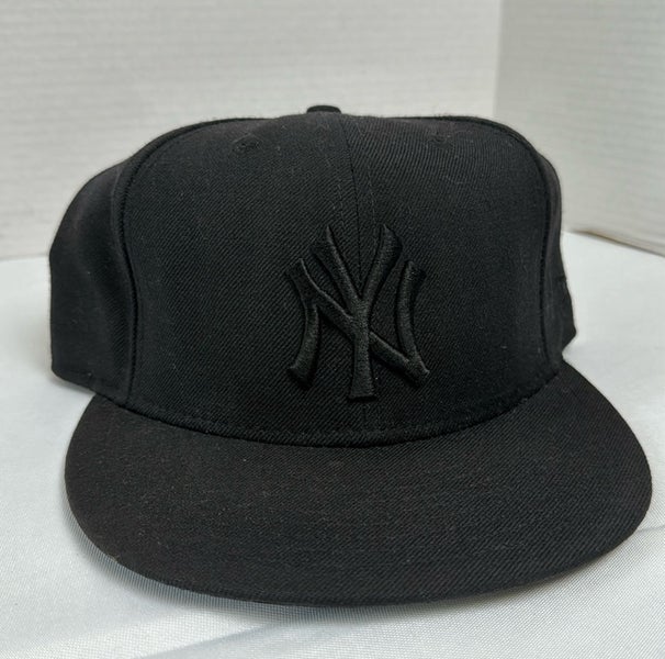 Black Men's 7 3/8 New Era Hat (Used) Yankees