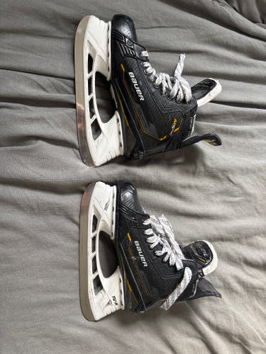 2024 Bauer Supreme M5 Pro Hockey Skates Regular Width 5 (Used)