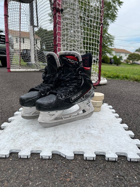 2023 Bauer Vapor 3X Hockey Skates Size 4.5 (Used)