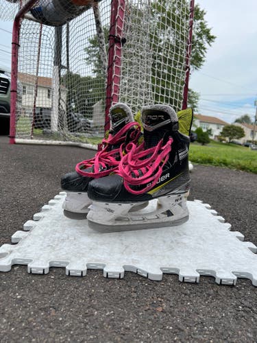 2024 Bauer Vapor X4 Hockey Skates Regular Width Size 3.5
