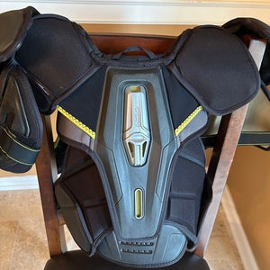 Men's Senior Large CCM Tacks ASV Shoulder Pads  (Used)