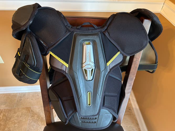 Men's Senior Large CCM Tacks ASV Shoulder Pads  (Used)