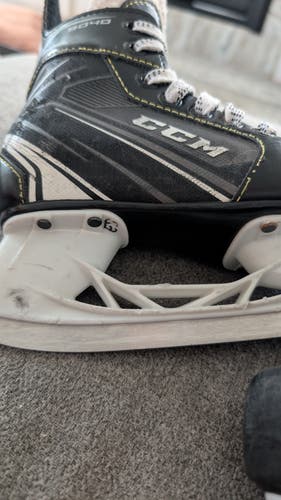 CCM Tacks 9040 Hockey Skates Regular Width 11 (Used)
