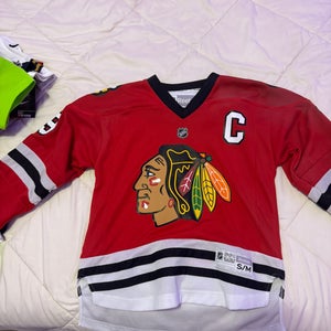 Red Small / Medium Johnathan Towes Boys Reebok Blackhawks Jersey (Used)