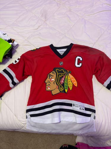 Red Small / Medium Johnathan Towes Boys Reebok Blackhawks Jersey (Used)