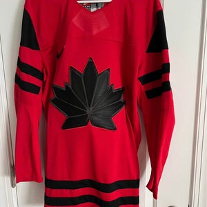 NWT Nike Team Canada Olympic Red Hockey Jersey Adult Size Small
