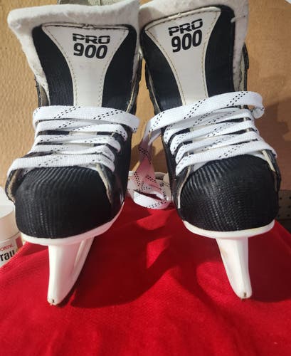 CCM Hockey Skates Regular Width Size 2 (Used)