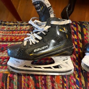 Bauer Supreme M5 Pro Hockey Skates Wide Width  Size 5 (Used)