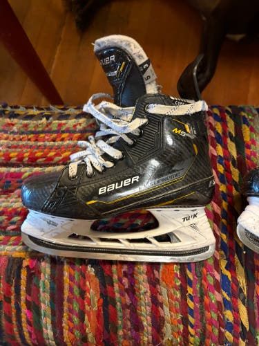 Bauer Supreme M5 Pro Hockey Skates Wide Width Size 5 (Used)