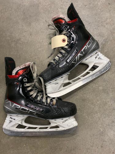 Intermediate Bauer Vapor 3X Hockey Skates Size 5 (Used)
