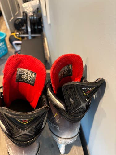 Bauer Vapor Hyperlite Hockey Skates Size 4.5 (Used)